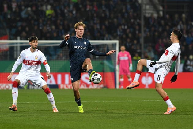 Atakan Karazor (VfB Stuttgart), Mats Pannewig (VfL Bochum) und Bilal El Khannouss (VfB Stuttgart) im Zweikampf waehrend des DFB-Pokal Spiels zwischen VfL Bochum v VfB Stuttgart, Vovovia-Ruhrstadion am 03. December 2025 in Bochum, Deutschland. (Foto von Ralf Treese DeFodi Images) +++ Atakan Karazor (VfB Stuttgart), Mats Pannewig (VfL Bochum) und Bilal El Khannouss (VfB Stuttgart) battle for the ball during the DFB-Pokal match between VfL Bochum v VfB Stuttgart at Vonovia-Ruhrstadion on December 3, 2025 in Bochum, Germany. (Photo by Ralf Treese DeFodi Images) (Photo by Ralf Treese DeFodi Images)