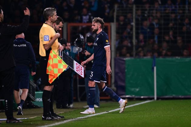 Rote Karte für Philipp Strompf 3 (Vfl Bochum), VfL Bochum vs. VfB Stuttgart, DFB-Pokal, Achtelfinale, 03.12.2025 DFB regulations prohibit any use of photographs as image sequences and or quasi-video Bochum Nordrhein-Westfalen Deutschland