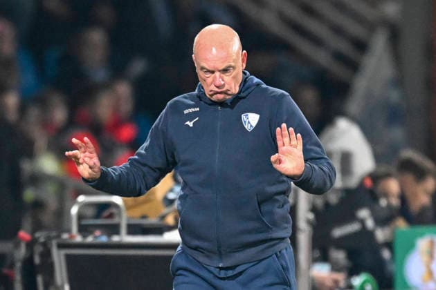 Uwe Rösler Roesler (Bochum) unzufrieden enttäuscht enttaeuscht niedergeschlagen frustriert, Gestik Geste gestikuliert 03.12.2025 Fussball VfL Bochum vs VfB Stuttgart, Vonovia Ruhrstadion, Bochum, DFB DFL REGULATIONS PROHIBIT ANY USE OF PHOTOGRAPHS AS IMAGE SEQUENCES AND OR QUASI-VIDEO