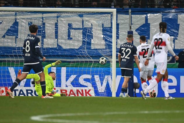 Bochumer Eigentor zum 0-1, Tor, Torwart Timo HORN (BO) chanenlos, Fussball, DFB Pokal, Achtelfinale, Round of 16, VfL Bochum (BO) - VfB Stuttgart (S) am 03.12.2025, Vonovia Ruhrstadion Bochum Deutschland. DFL regulations prohibit any use of photographs as image sequences and or quasi-video Â