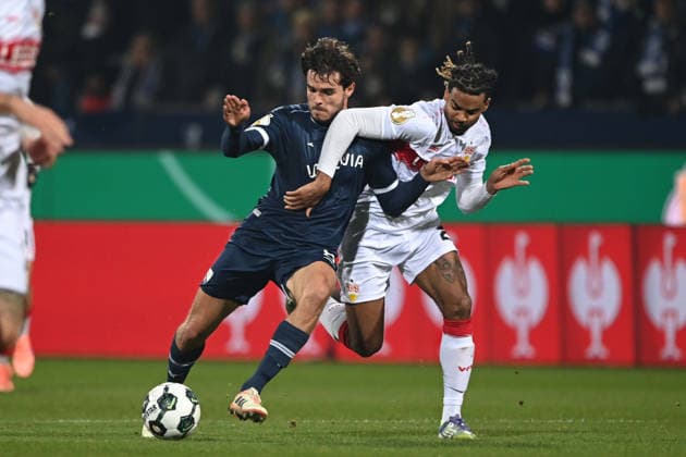 Kjell WAETJEN, Wätjen (BO) gegen Lorenz ASSIGNON (S) Aktion, Zweikampf, Fussball, DFB Pokal, Achtelfinale, Round of 16, VfL Bochum (BO) - VfB Stuttgart (S) am 03.12.2025, Vonovia Ruhrstadion Bochum Deutschland. DFL regulations prohibit any use of photographs as image sequences and or quasi-video Â