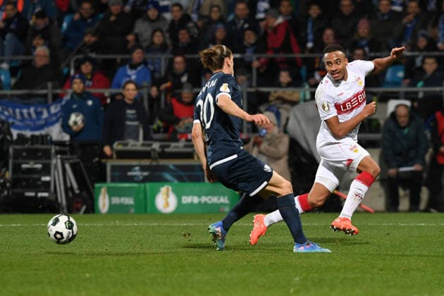 Noah Loosli (VfL Bochum) und Jamie Leweling (VfB Stuttgart) im Zweikampf waehrend des DFB-Pokal Spiels zwischen VfL Bochum v VfB Stuttgart, Vovovia-Ruhrstadion am 03. December 2025 in Bochum, Deutschland. (Foto von Ralf Treese DeFodi Images) +++ Noah Loosli (VfL Bochum) und Jamie Leweling (VfB Stuttgart) battle for the ball during the DFB-Pokal match between VfL Bochum v VfB Stuttgart at Vonovia-Ruhrstadion on December 3, 2025 in Bochum, Germany. (Photo by Ralf Treese DeFodi Images) (Photo by Ralf Treese DeFodi Images)