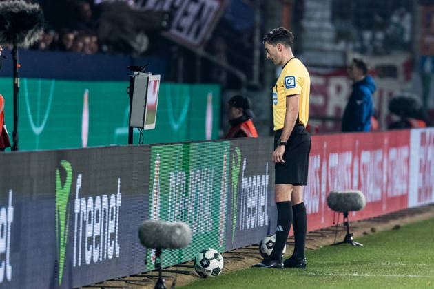 DFB Pokal, VfL Bochum - VfB Stuttgart; 03.12.2025 Schiedsrichter Florian Badstübner am Videobeweis DFB Pokal Achtelfinale, VfL Bochum - VfB Stuttgart, VONONVIA Ruhrstadion am 03.12.2025 DFB REGULATIONS PROHIBIT ANY USE OF PHOTOGRAPHS AS IMAGE SEQUENCES AND OR QUASI-VIDEO. Copyright: xBEAUTIFULxSPORTS Wunderlx