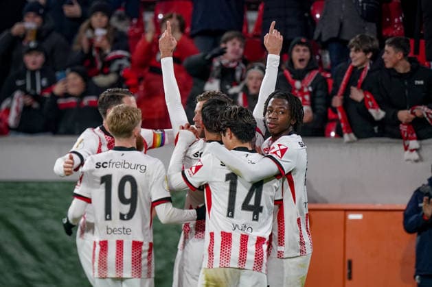 Deutschland: Fussball DFB-Pokal 2025 26, Achtelfinale - SC Freiburg vs SV Darmstadt 98 - Europa-Park-Stadion (Freiburg): Tor und Torjubel zum 1:0 durch Vincenzo Grifo (SC Freiburg, 32) Freude, Emotionen, Jubel mit Johan Manzambi (SC Freiburg, 44) Yuito Suzuki (SC Freiburg, 14) Jan-Niklas Beste (SC Freiburg, 19) Christian Günter Christian Guenter (SC Freiburg, 30) Freiburg im Breisgau Baden-Württemberg Deutschland Copyright: xJOERANxSTEINSIEKx