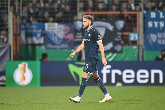 Phiilipp STROMPF (BO) geht vom Platz, die Rote Karte, Platzverweis, Fussball, DFB Pokal, Achtelfinale, Round of 16, VfL Bochum (BO) - VfB Stuttgart (S) am 03.12.2025, Vonovia Ruhrstadion Bochum Deutschland. DFL regulations prohibit any use of photographs as image sequences and or quasi-video Â