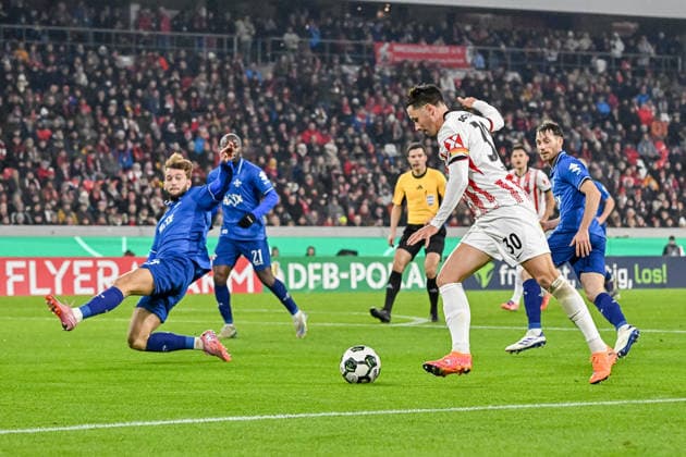 Christian Guenter (SC Freiburg, 30) am Ball und vor Killian Corredor (SV Darmstadt 98, 34) GER, SC Freiburg - SV Darmstadt 98, Fussball, DFB Pokal, Achtelfinale, Spielzeit 2025 2026, 03.12.2025 DFB REGULATIONS PROHIBIT ANY USE OF PHOTOGRAPHS AS IMAGE SEQUENCES AND OR QUASI-VIDEO GER, SC Freiburg - SV Darmstadt 98, Fussball, DFB Pokal, Achtelfinale, Spielzeit 2025 2026, 03.12.2025 Freiburg Copyright: xEibner-Pressefoto ThomasxHessx EP_THS