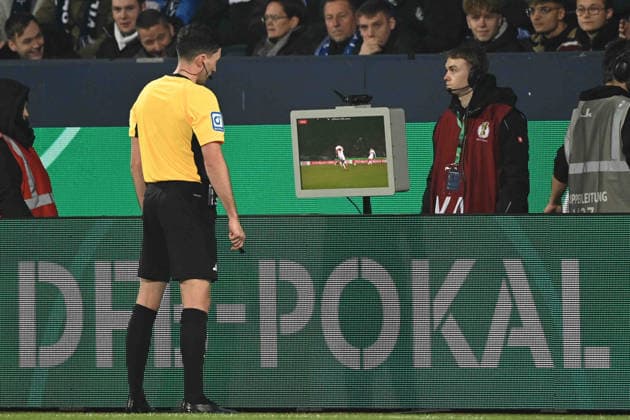 Schiedsrichter Florian BADSTUEBNER, Videobeweis, Koelner Keller, VAR, Video Assistent Referee, Videoschiedsrichter, Fussball, DFB Pokal, Achtelfinale, Round of 16, VfL Bochum (BO) - VfB Stuttgart (S) am 03.12.2025, Vonovia Ruhrstadion Bochum Deutschland. DFL regulations prohibit any use of photographs as image sequences and or quasi-video Â