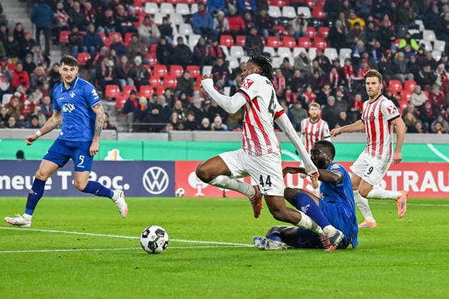 Patric Pfeiffer (SV Darmstadt 98, 06) foult Johan Manzambi (SC Freiburg, 44) im Strafraum GER, SC Freiburg - SV Darmstadt 98, Fussball, DFB Pokal, Achtelfinale, Spielzeit 2025 2026, 03.12.2025 DFB REGULATIONS PROHIBIT ANY USE OF PHOTOGRAPHS AS IMAGE SEQUENCES AND OR QUASI-VIDEO GER, SC Freiburg - SV Darmstadt 98, Fussball, DFB Pokal, Achtelfinale, Spielzeit 2025 2026, 03.12.2025 Freiburg Copyright: xEibner-Pressefoto ThomasxHessx EP_THS