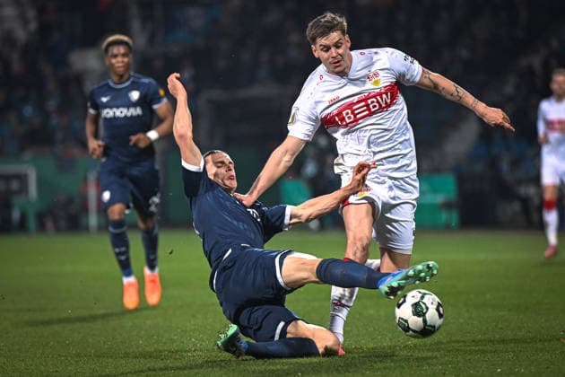 Deutschland, Fußball, DFB-Pokal, 2025 2026, VfL Bochum vs VfB Stuttgart, 03.12.2025, Vonovia Ruhrstadion, Bochum, Deutschland, Noah Loosli (VfL Bochum, 20) klärt vor Ramon Hendriks (VfB Stuttgart, 3) Copyright: xMarkusxVerwimpx