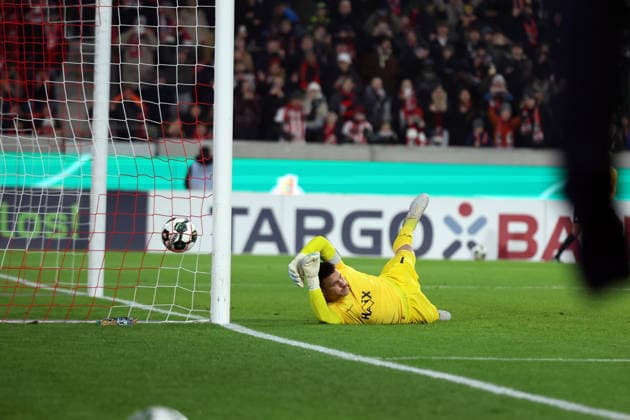 03.12.2025, xrekx, Fussball DFB Pokal 1 8 Finale, SC Freiburg - SV Darmstadt 98 v.l. Elfmeter Strafstoss Vincenzo Grifo (SC Freiburg) Marcel Schuhen (SV Darmstadt 98) 1:0 (DFL DFB REGULATIONS PROHIBIT ANY USE OF PHOTOGRAPHS as IMAGE SEQUENCES and or QUASI-VIDEO) Freiburg