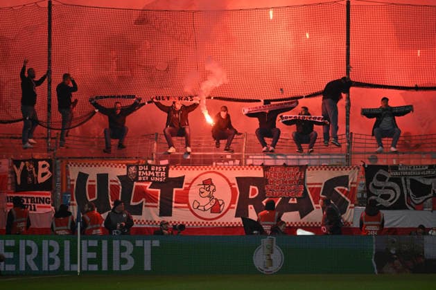 Stuttgarts Fans zündeten zu Beginn der 2. Halbzeit Bengalos und sorgten für einen verspäteten Anpfiff 03.12.2025, Fussball DFB Pokal, Saison 2025 2026, Achtelfinale, VfL Bochum - VfB Stuttgart DFB regulations prohibit any use of photographs as image sequences and or quasi-video Bochum Vonovia Ruhrstadion Nordrhein Westfalen Deutschland