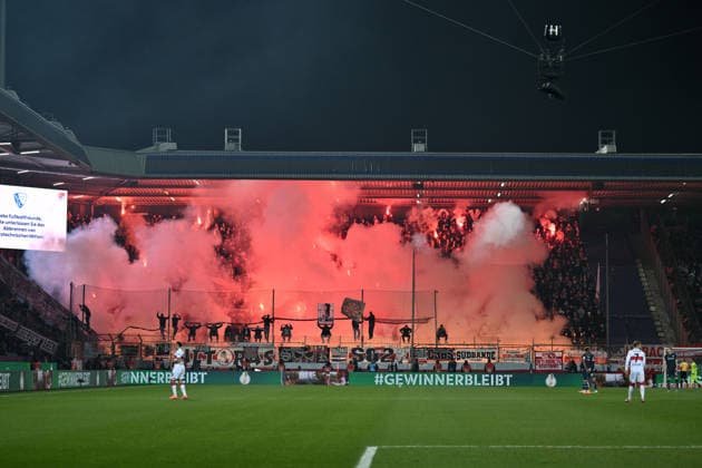 Stuttgarts Fans zündeten zu Beginn der 2. Halbzeit Bengalos und sorgten für einen verspäteten Anpfiff 03.12.2025, Fussball DFB Pokal, Saison 2025 2026, Achtelfinale, VfL Bochum - VfB Stuttgart DFB regulations prohibit any use of photographs as image sequences and or quasi-video Bochum Vonovia Ruhrstadion Nordrhein Westfalen Deutschland