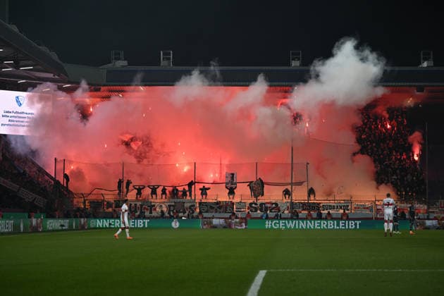 Stuttgarts Fans zündeten zu Beginn der 2. Halbzeit Bengalos und sorgten für einen verspäteten Anpfiff 03.12.2025, Fussball DFB Pokal, Saison 2025 2026, Achtelfinale, VfL Bochum - VfB Stuttgart DFB regulations prohibit any use of photographs as image sequences and or quasi-video Bochum Vonovia Ruhrstadion Nordrhein Westfalen Deutschland