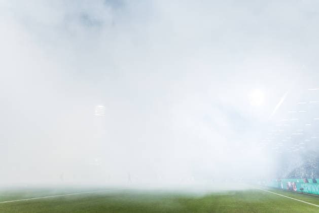 DFB Pokal, VfL Bochum - VfB Stuttgart; 03.12.2025 Rauchschwaden von Pyro der VfB Stuttgart Fans ziehen über das Stadion und setzen sich auf dem Platz fest DFB Pokal Achtelfinale, VfL Bochum - VfB Stuttgart, VONONVIA Ruhrstadion am 03.12.2025 DFB REGULATIONS PROHIBIT ANY USE OF PHOTOGRAPHS AS IMAGE SEQUENCES AND OR QUASI-VIDEO. Copyright: xBEAUTIFULxSPORTS Wunderlx