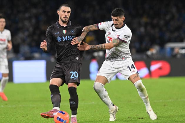 Alessandro Deiola of Cagliari Calcio competes for the ball with Elmas Eljif of SSC Napoli during the Coppa Italia Freccia Rossa match between SSC Napoli vs Cagliari Calcio at Diego Armando Maradona Stadium  Copyright: xAgostinoxGemito IPAxSportx xipa-agency.netx xx IPA_68694714 IPA_Agency_IPA68694714