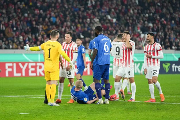 DFB-Pokal: SC Freiburg vs SV Darmstadt 98, 03.12.2025 Diskussion mit Harm Osmers (Schiedsrichter) DFB-Pokal: SC Freiburg vs SV Darmstadt 98, Europa-Park-Stadion, 03.12.2025 DFB DFL REGULATIONS PROHIBIT ANY USE OF PHOTOGRAPHS AS IMAGE SEQUENCES AND OR QUASI-VIDEO. Copyright: xBEAUTIFULxSPORTS Boscox