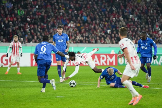 DFB-Pokal: SC Freiburg vs SV Darmstadt 98, 03.12.2025 Johan Manzambi (SC Freiburg, 44) der zu Boden gebracht wird von Kai Klefisch (SV Darmstadt 98, 17) , welcher aber nicht als Foul für den SC Freiburg gepfiffen wird DFB-Pokal: SC Freiburg vs SV Darmstadt 98, Europa-Park-Stadion, 03.12.2025 DFB DFL REGULATIONS PROHIBIT ANY USE OF PHOTOGRAPHS AS IMAGE SEQUENCES AND OR QUASI-VIDEO. Copyright: xBEAUTIFULxSPORTS Boscox