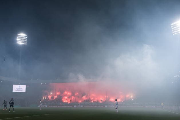 DFB Pokal, VfL Bochum - VfB Stuttgart; 03.12.2025 Als der Rauch verzogen ist, brennt es auch in der VfL Bochum Fankurve DFB Pokal Achtelfinale, VfL Bochum - VfB Stuttgart, VONONVIA Ruhrstadion am 03.12.2025 DFB REGULATIONS PROHIBIT ANY USE OF PHOTOGRAPHS AS IMAGE SEQUENCES AND OR QUASI-VIDEO. Copyright: xBEAUTIFULxSPORTS Wunderlx