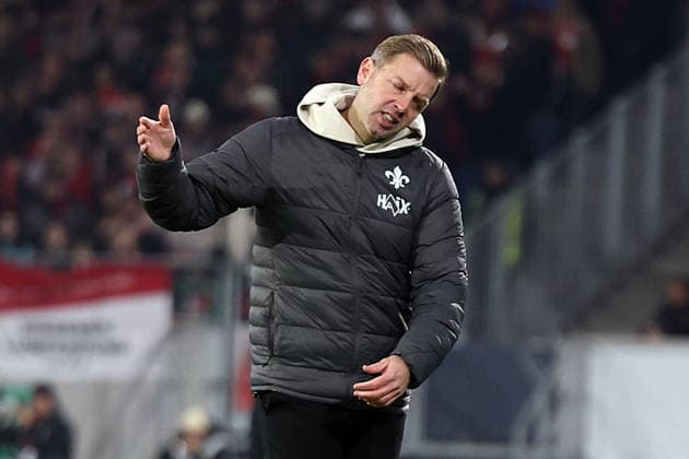 03.12.2025, xrekx, Fussball DFB Pokal 1 8 Finale, SC Freiburg - SV Darmstadt 98 v.l. Florian Kohfeldt Trainer (SV Darmstadt 98) enttaeuscht, enttäuscht, schaut enttaeuscht, traurig, frustriert, niedergeschlagen, disappointed, sad, frustrated wegen dem Elfmeter (DFL DFB REGULATIONS PROHIBIT ANY USE OF PHOTOGRAPHS as IMAGE SEQUENCES and or QUASI-VIDEO) Freiburg