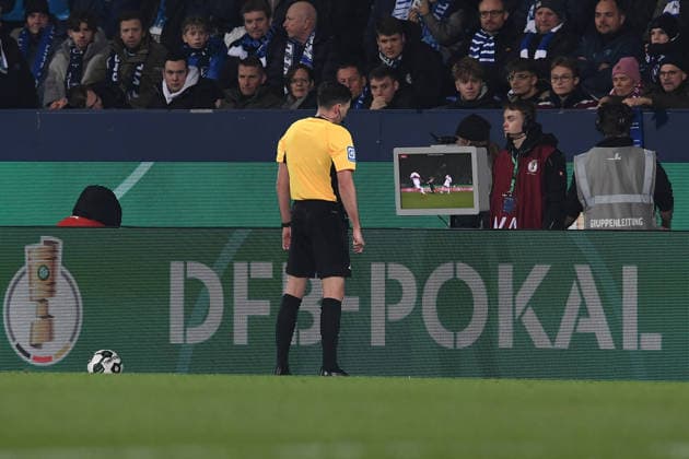 Fußball DFB-Pokal Achtelfinale VfL Bochum - VfB Stuttgart am 03.12.2025 im Vonovia Ruhrstadion in Bochum Schiedsrichter Florian Badstübner beim VAR Video Assist Videobeweis DFB regulations prohibit any use of photographs as image sequences and or quasi-video.