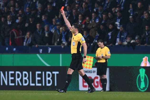 Fußball DFB-Pokal Achtelfinale VfL Bochum - VfB Stuttgart am 03.12.2025 im Vonovia Ruhrstadion in Bochum Schiedsrichter Florian Badstübner zeigt Philipp Strompf ( Bochum ) die rote Karte DFB regulations prohibit any use of photographs as image sequences and or quasi-video.