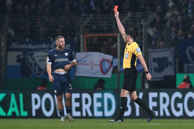 Fußball DFB-Pokal Achtelfinale VfL Bochum - VfB Stuttgart am 03.12.2025 im Vonovia Ruhrstadion in Bochum Schiedsrichter Florian Badstübner zeigt Philipp Strompf ( Bochum ) die rote Karte DFB regulations prohibit any use of photographs as image sequences and or quasi-video.