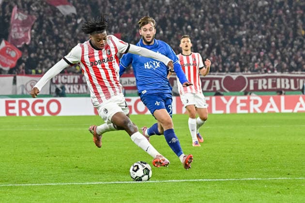 Johan Manzambi (SC Freiburg, 44) am Ball vor Killian Corredor (SV Darmstadt 98, 34) GER, SC Freiburg - SV Darmstadt 98, Fussball, DFB Pokal, Achtelfinale, Spielzeit 2025 2026, 03.12.2025 DFB REGULATIONS PROHIBIT ANY USE OF PHOTOGRAPHS AS IMAGE SEQUENCES AND OR QUASI-VIDEO GER, SC Freiburg - SV Darmstadt 98, Fussball, DFB Pokal, Achtelfinale, Spielzeit 2025 2026, 03.12.2025 Freiburg Copyright: xEibner-Pressefoto ThomasxHessx EP_THS