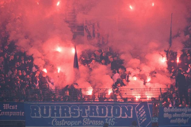 Fußball DFB-Pokal Achtelfinale VfL Bochum - VfB Stuttgart am 03.12.2025 im Vonovia Ruhrstadion in Bochum Bochumer Fans zünden Bengalos Pyro Pyrotechnik Leuchtkörper Rauchbomben im Fanblock DFB regulations prohibit any use of photographs as image sequences and or quasi-video.