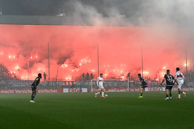 Fans Bochum Fans mit Pyrotechnik waehrend des DFB-Pokal Spiels zwischen VfL Bochum v VfB Stuttgart, Vovovia-Ruhrstadion am 03. December 2025 in Bochum, Deutschland. (Foto von Ralf Treese DeFodi Images) +++ Fans Bochum supporters use pyrotechnics during the DFB-Pokal match between VfL Bochum v VfB Stuttgart at Vonovia-Ruhrstadion on December 3, 2025 in Bochum, Germany. (Photo by Ralf Treese DeFodi Images) (Photo by Ralf Treese DeFodi Images)