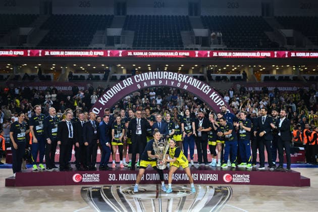 Fenerbahce Opet v Cimsa CBK Mersin - Turkish Women s Basketball Presidential Cup ANKARA, TURKIYE - DECEMBER 3: Players of Fenerbahce Opet celebrate with the winner s trophy at the end of the 30th Turkish Women s Basketball Presidential Cup match between Fenerbahce Opet and Cimsa CBK Mersin at Ankara Sports Hall in Ankara, Turkiye on December 3, 2025. Akin Celiktas Anadolu Ankara Turkey. Editorial use only. Please get in touch for any other usage.  Copyright: x2025xAnadoluxAkinxCeliktasx