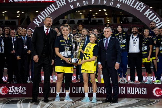 Fenerbahce Opet v Cimsa CBK Mersin - Turkish Women s Basketball Presidential Cup ANKARA, TURKIYE - DECEMBER 03: Players of Fenerbahce Opet celebrate with the winner s trophy at the end of the 30th Turkish Women s Basketball Presidential Cup match between Fenerbahce Opet and Cimsa CBK Mersin at Ankara Sports Hall in Ankara, Turkiye on December 03, 2025. Turkish Minister of Youth and Sports Osman Askin Bak (R) and Turkish Basketball Federation President Hidayet Turkoglu (L) also attended the trophy ceremony. Betul Abali Anadolu Ankara Turkey. Editorial use only. Please get in touch for any other usage.  Copyright: x2025xAnadoluxBetulxAbalix