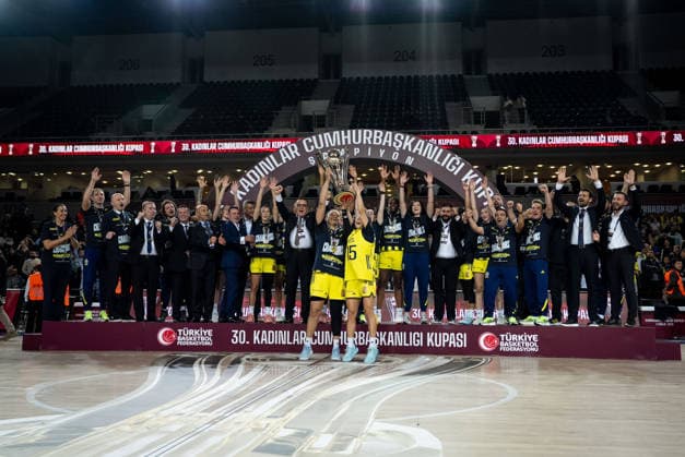 Fenerbahce Opet v Cimsa CBK Mersin - Turkish Women s Basketball Presidential Cup ANKARA, TURKIYE - DECEMBER 03: Players of Fenerbahce Opet celebrate with the winner s trophy at the end of the 30th Turkish Women s Basketball Presidential Cup match between Fenerbahce Opet and Cimsa CBK Mersin at Ankara Sports Hall in Ankara, Turkiye on December 03, 2025. Betul Abali Anadolu Ankara Turkey. Editorial use only. Please get in touch for any other usage.  Copyright: x2025xAnadoluxBetulxAbalix
