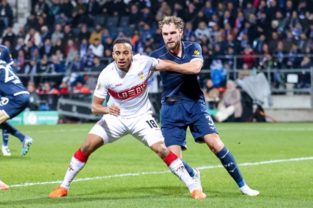 Zweikampf zwischen Jamie Leweling (VfB Stuttgart) und Philipp Strompf (VfL Bochum) GER, VfL Bochum gegen VfB Stuttgart, Fussball, DFB-Pokal, Achtelfinale, Spielzeit 2025 2026, 03.12.2025 DFL REGULATIONS PROHIBIT ANY USE OF PHOTOGRAPHS AS IMAGE SEQUENCES AND OR QUASI-VIDEO GER, VfL Bochum gegen VfB Stuttgart, Fussball, DFB-Pokal, Achtelfinale, Spielzeit 2025 2026, 03.12.2025 Bochum Copyright: xEibner-Pressefoto FrankxZeisingx EP_FZG