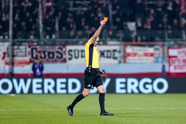 Florian Badstuebner zeigt rot für Philipp Strompf (VfL Bochum) nach Video Assist GER, VfL Bochum gegen VfB Stuttgart, Fussball, DFB-Pokal, Achtelfinale, Spielzeit 2025 2026, 03.12.2025 DFL REGULATIONS PROHIBIT ANY USE OF PHOTOGRAPHS AS IMAGE SEQUENCES AND OR QUASI-VIDEO GER, VfL Bochum gegen VfB Stuttgart, Fussball, DFB-Pokal, Achtelfinale, Spielzeit 2025 2026, 03.12.2025 Bochum Copyright: xEibner-Pressefoto FrankxZeisingx EP_FZG