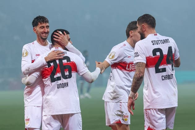 Torjubel zum 2:0 für den VfB Stuttgart durch Deniz Undav (VfB Stuttgart) mit Jamie Leweling (VfB Stuttgart), Jeff Chabot (VfB Stuttgart) GER, VfL Bochum gegen VfB Stuttgart, Fussball, DFB-Pokal, Achtelfinale, Spielzeit 2025 2026, 03.12.2025 DFL REGULATIONS PROHIBIT ANY USE OF PHOTOGRAPHS AS IMAGE SEQUENCES AND OR QUASI-VIDEO GER, VfL Bochum gegen VfB Stuttgart, Fussball, DFB-Pokal, Achtelfinale, Spielzeit 2025 2026, 03.12.2025 Bochum Copyright: xEibner-Pressefoto FrankxZeisingx EP_FZG