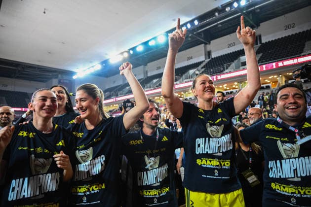 Fenerbahce Opet v Cimsa CBK Mersin - Turkish Women s Basketball Presidential Cup ANKARA, TURKIYE - DECEMBER 03: Players of Fenerbahce Opet celebrate championship title at the end of the 30th Turkish Women s Basketball Presidential Cup match between Fenerbahce Opet and Cimsa CBK Mersin at Ankara Sports Hall in Ankara, Turkiye on December 03, 2025. Akin Celiktas Anadolu Ankara Turkey. Editorial use only. Please get in touch for any other usage.  Copyright: x2025xAnadoluxAkinxCeliktasx