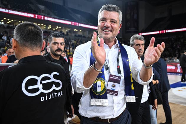 Fenerbahce Opet v Cimsa CBK Mersin - Turkish Women s Basketball Presidential Cup ANKARA, TURKIYE - DECEMBER 03: Fenerbahce President Sadettin Saran celebrates championship title at the end of the 30th Turkish Women s Basketball Presidential Cup match between Fenerbahce Opet and Cimsa CBK Mersin at Ankara Sports Hall in Ankara, Turkiye on December 03, 2025. Akin Celiktas Anadolu Ankara Turkey. Editorial use only. Please get in touch for any other usage.  Copyright: x2025xAnadoluxAkinxCeliktasx