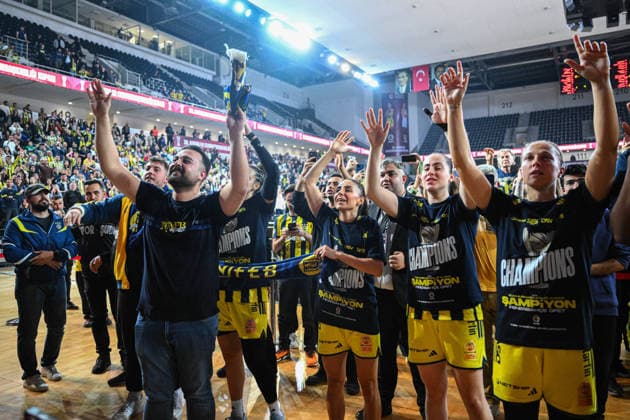 Fenerbahce Opet v Cimsa CBK Mersin - Turkish Women s Basketball Presidential Cup ANKARA, TURKIYE - DECEMBER 03: Players of Fenerbahce Opet celebrate championship title at the end of the 30th Turkish Women s Basketball Presidential Cup match between Fenerbahce Opet and Cimsa CBK Mersin at Ankara Sports Hall in Ankara, Turkiye on December 03, 2025. Akin Celiktas Anadolu Ankara Turkey. Editorial use only. Please get in touch for any other usage.  Copyright: x2025xAnadoluxAkinxCeliktasx