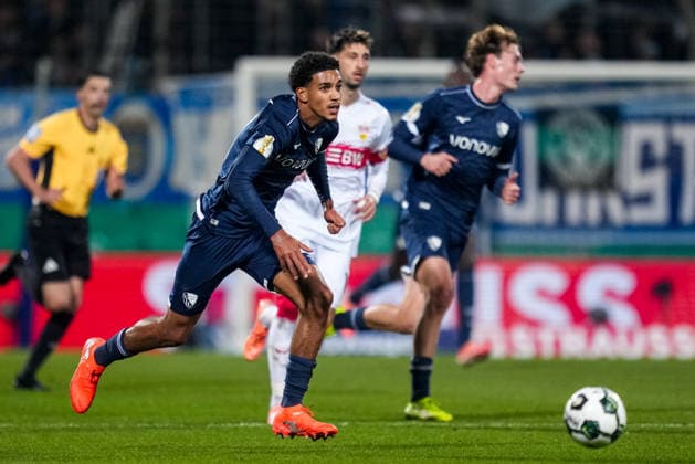 BOCHUM, GERMANY - DECEMBER 3: Francis Onyeka of VfL Bochum dribbles with the ball during the DFB Cup round of 16 match between VfL Bochum and VfB Stuttgart at Vonovia Ruhrstadion on December 3, 2025 in Bochum, Germany. (Photo by Rene Nijhuis) SPO  Copyright: xRenexNijhuis
