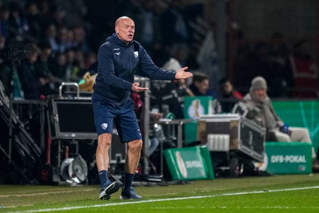 BOCHUM, GERMANY - DECEMBER 3: VfL Bochum head coach Uwe Rosler gestures during the DFB Cup round of 16 match between VfL Bochum and VfB Stuttgart at Vonovia Ruhrstadion on December 3, 2025 in Bochum, Germany. (Photo by Rene Nijhuis) SPO  Copyright: xRenexNijhuis