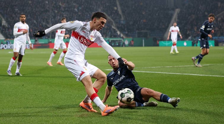 Bochum , DfB-Pokal Fußball VfL Bochum vs. VfB Stuttgart, v.l. Bilal El Khannouss (VfB), Maximilian Wittek (Bochum) Gemäß den Vorgaben der DFL Deutschen Fußball Liga ist es untersagt, in dem Stadion und oder vom Spiel angefertigte Fotoaufnahmen in Form von Sequenzbildern und oder videoähnlichen Fotostrecken zu verwerten bzw. verwerten zu lassen.