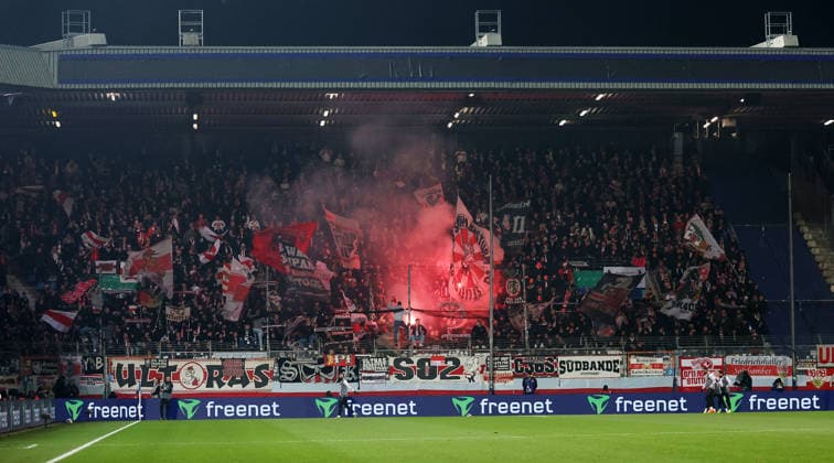 Bochum , DfB-Pokal Fußball VfL Bochum vs. VfB Stuttgart, Stuttgarter Fankurve mit Pyrotechnik Gemäß den Vorgaben der DFL Deutschen Fußball Liga ist es untersagt, in dem Stadion und oder vom Spiel angefertigte Fotoaufnahmen in Form von Sequenzbildern und oder videoähnlichen Fotostrecken zu verwerten bzw. verwerten zu lassen.