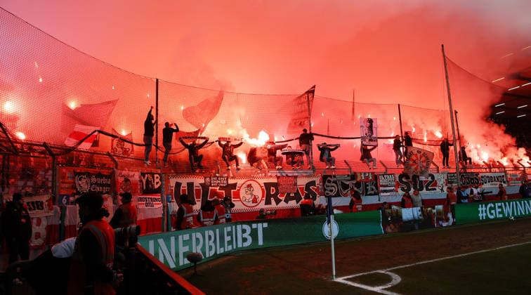 Bochum , DfB-Pokal Fußball VfL Bochum vs. VfB Stuttgart, Feature Pyrotechnik in Stuttgarter Kurve Gemäß den Vorgaben der DFL Deutschen Fußball Liga ist es untersagt, in dem Stadion und oder vom Spiel angefertigte Fotoaufnahmen in Form von Sequenzbildern und oder videoähnlichen Fotostrecken zu verwerten bzw. verwerten zu lassen.
