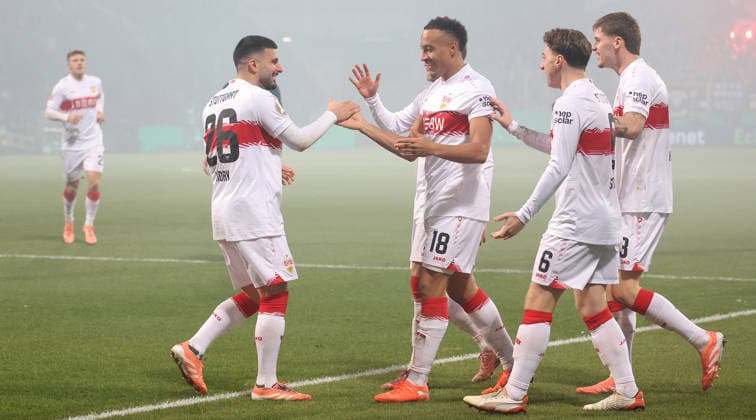 Bochum , DfB-Pokal Fußball VfL Bochum vs. VfB Stuttgart, Jubel über das Tor zum 0:2, v.l. Torschütze Deniz Undav, Jamie Leweling, Angelo Stiller, Ramon Hendriks (VfB) Gemäß den Vorgaben der DFL Deutschen Fußball Liga ist es untersagt, in dem Stadion und oder vom Spiel angefertigte Fotoaufnahmen in Form von Sequenzbildern und oder videoähnlichen Fotostrecken zu verwerten bzw. verwerten zu lassen.