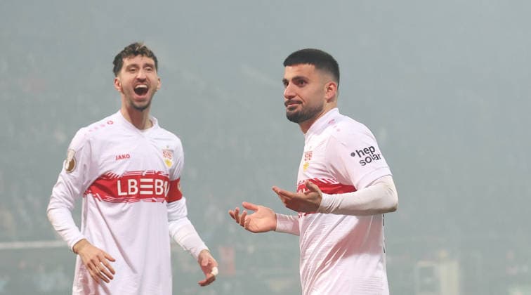 Bochum , DfB-Pokal Fußball VfL Bochum vs. VfB Stuttgart, v.l. Atakan Karazor und Torschütze Deniz Undav (VfB) jubeln über das Tor zum 0:2 Gemäß den Vorgaben der DFL Deutschen Fußball Liga ist es untersagt, in dem Stadion und oder vom Spiel angefertigte Fotoaufnahmen in Form von Sequenzbildern und oder videoähnlichen Fotostrecken zu verwerten bzw. verwerten zu lassen.