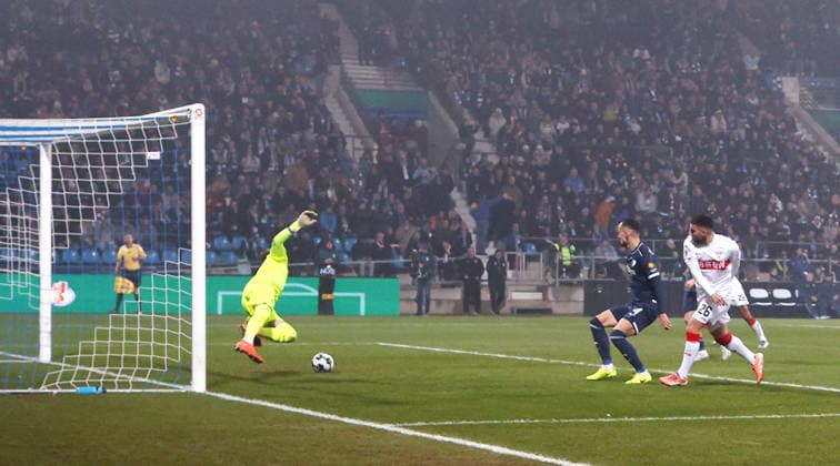 Bochum , DfB-Pokal Fußball VfL Bochum vs. VfB Stuttgart, Feature, Tor zum 0:2 durch Torschütze Deniz Undav (VfB, rechts) Gemäß den Vorgaben der DFL Deutschen Fußball Liga ist es untersagt, in dem Stadion und oder vom Spiel angefertigte Fotoaufnahmen in Form von Sequenzbildern und oder videoähnlichen Fotostrecken zu verwerten bzw. verwerten zu lassen.