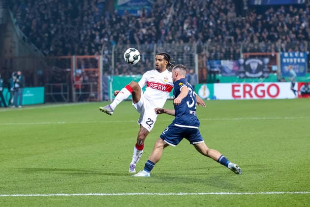 Zweikampf zwischen Lorenz Assignon (VfB Stuttgart) und Maximilian Wittek (VfL Bochum) GER, VfL Bochum gegen VfB Stuttgart, Fussball, DFB-Pokal, Achtelfinale, Spielzeit 2025 2026, 03.12.2025 DFL REGULATIONS PROHIBIT ANY USE OF PHOTOGRAPHS AS IMAGE SEQUENCES AND OR QUASI-VIDEO GER, VfL Bochum gegen VfB Stuttgart, Fussball, DFB-Pokal, Achtelfinale, Spielzeit 2025 2026, 03.12.2025 Bochum Copyright: xEibner-Pressefoto FrankxZeisingx EP_FZG
