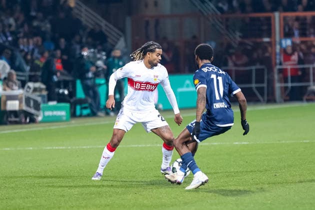 Zweikampf zwischen Lorenz Assignon (VfB Stuttgart) und Moritz-Broni Kwarteng (VfL Bochum) GER, VfL Bochum gegen VfB Stuttgart, Fussball, DFB-Pokal, Achtelfinale, Spielzeit 2025 2026, 03.12.2025 DFL REGULATIONS PROHIBIT ANY USE OF PHOTOGRAPHS AS IMAGE SEQUENCES AND OR QUASI-VIDEO GER, VfL Bochum gegen VfB Stuttgart, Fussball, DFB-Pokal, Achtelfinale, Spielzeit 2025 2026, 03.12.2025 Bochum Copyright: xEibner-Pressefoto FrankxZeisingx EP_FZG