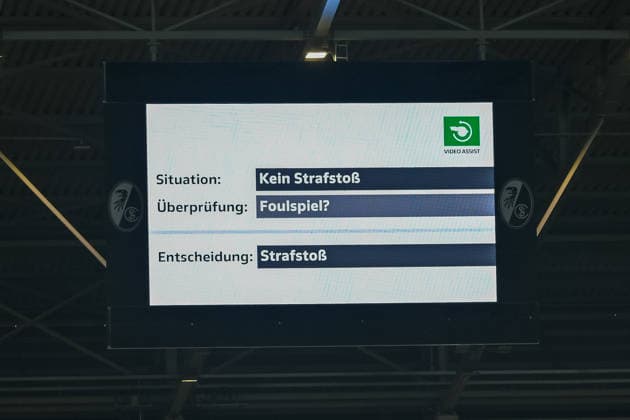 Entscheidung durch VAR Strafstoss GER, SC Freiburg - SV Darmstadt 98, Fussball, DFB Pokal, Achtelfinale, Spielzeit 2025 2026, 03.12.2025 DFB REGULATIONS PROHIBIT ANY USE OF PHOTOGRAPHS AS IMAGE SEQUENCES AND OR QUASI-VIDEO GER, SC Freiburg - SV Darmstadt 98, Fussball, DFB Pokal, Achtelfinale, Spielzeit 2025 2026, 03.12.2025 Freiburg Copyright: xEibner-Pressefoto ThomasxHessx EP_THS
