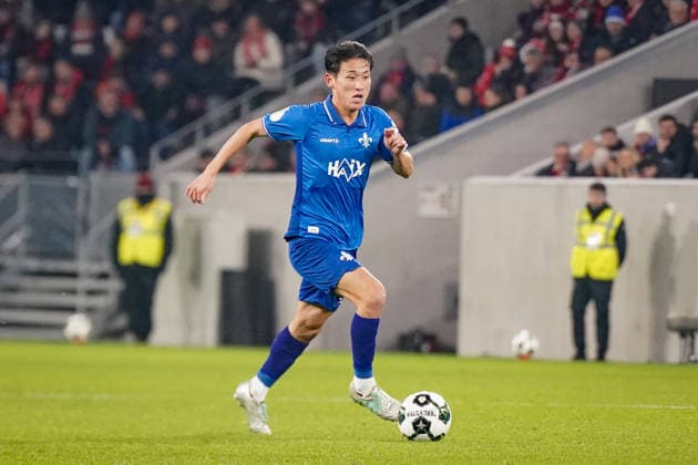 Deutschland: Fussball DFB-Pokal 2025 26, Achtelfinale - SC Freiburg vs SV Darmstadt 98 - Europa-Park-Stadion (Freiburg): Hiroki Akiyama (SV Darmstadt 98, 16) Freiburg im Breisgau Baden-Württemberg Deutschland Copyright: xJOERANxSTEINSIEKx